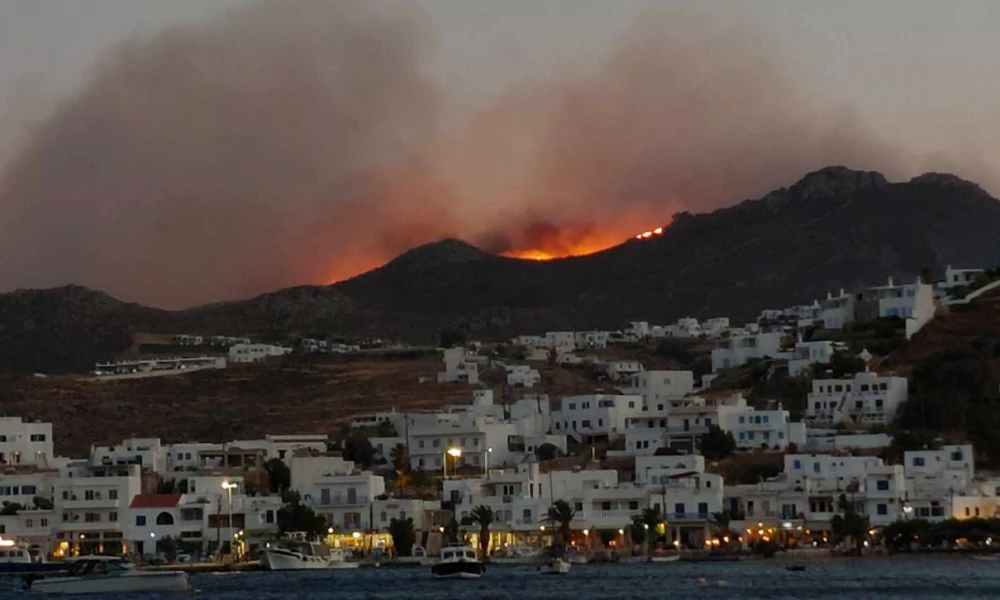 «Πύρινη κόλαση» στη Σέριφο: Ολονύχτια μάχη με τις φλόγες- Σπεύδουν δυνάμεις από Αθήνα και Σύρο (Βίντεο)